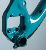 Vier Schrauben mit blauer Loctite-Flüssigkeit und Unterlegscheiben