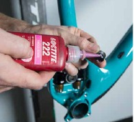 Stahlscheibe und rosa Loctite auf unterer Link-Schraube