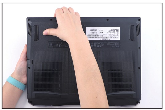 Acer - Nitro AN16-41 - Entfernung der Bodenabdeckung Entfernung der Bodenabdeckung