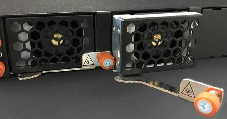 SonicWALL - NSa Serie - Entfernen des Systemlüfters aus der Appliance Entfernen des Systemlüfters aus der Appliance