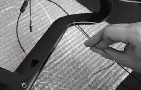 Colnago - V4Rs - Kabelführung integrierter Lenker - Schritt 4 Kabelführung integrierter Lenker - Schritt 4