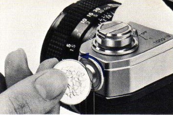 Canon - FTb - Einlegen der Quecksilberbatterie - Schritt 1 Einlegen der Quecksilberbatterie - Schritt 1
