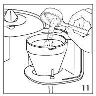 Gemahlenen Kaffee in den Filter geben