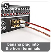 Bananenstecker in Polklemmen einf&uuml;hren