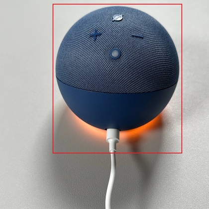 Echo Dot mit orangefarbenem Licht, das den Einrichtungsmodus anzeigt