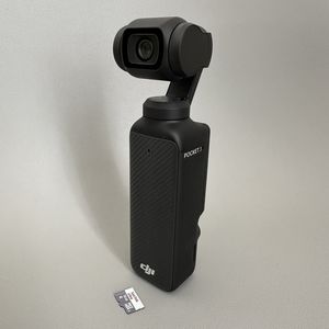 So legen Sie die SD-Karte in die DJI Osmo Pocket 3 ein und entfernen sie